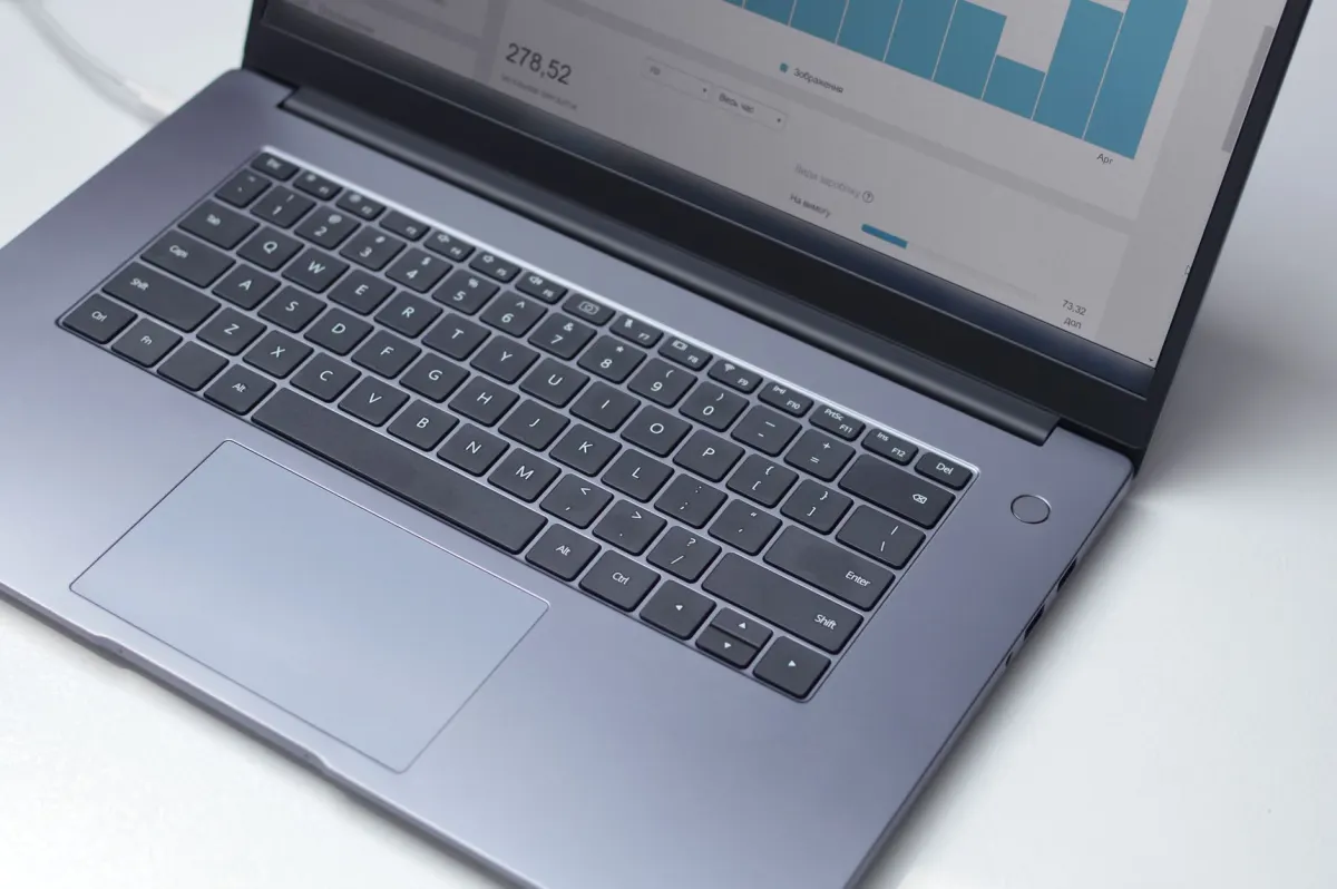 Ein Laptop auf einem Schreibtisch zeigt ein Website-Traffic-Dashboard neben dem Abschnitt über die selbst gehostete Flexibilität von Matomo.