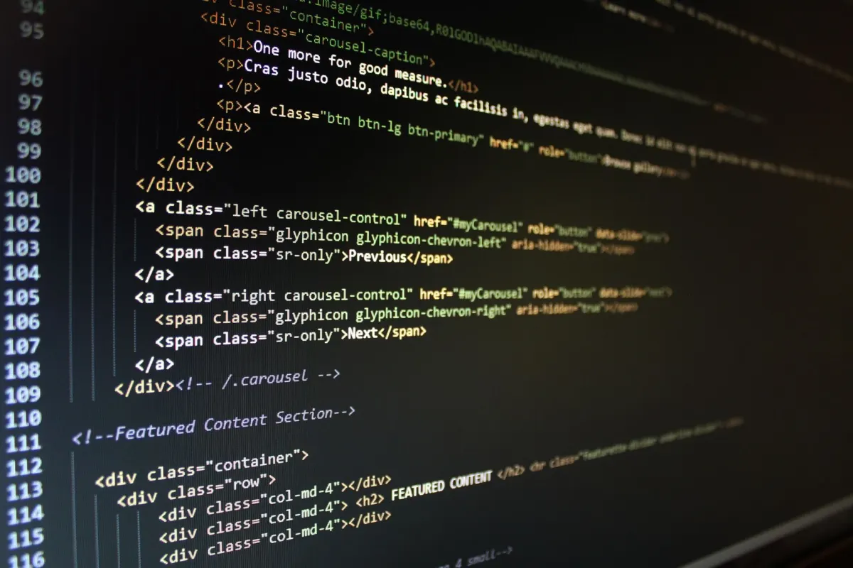 Ein Entwickler prüft eine Website in mehreren Browserfenstern, was das in der WordPress-Setup-Checkliste empfohlene Testen in einem sauberen Browser widerspiegelt.