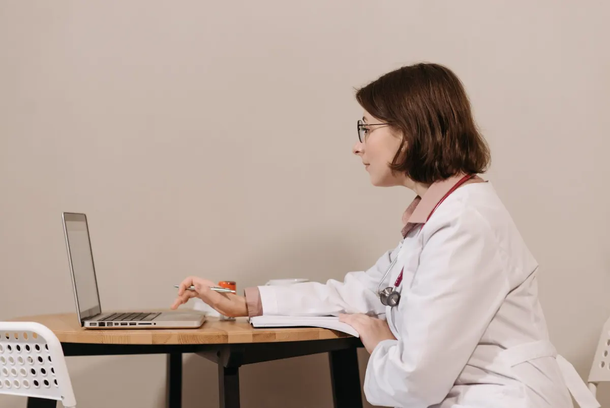 Ein Arzt sieht sich Patientenakten auf einem Laptop an, passend zum Abschnitt über Online-Tracking auf Gesundheitsportalen.