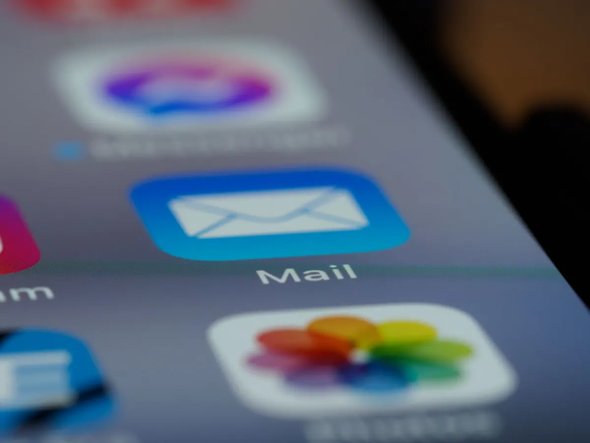 A phone screen shows a newsletter email open, the kind of link that goes untagged and shows up as (not set) in reports.