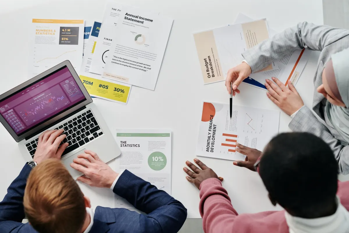 Une équipe marketing examine un rapport à son bureau, illustrant le travail de vérification des résultats d'attribution des campagnes.