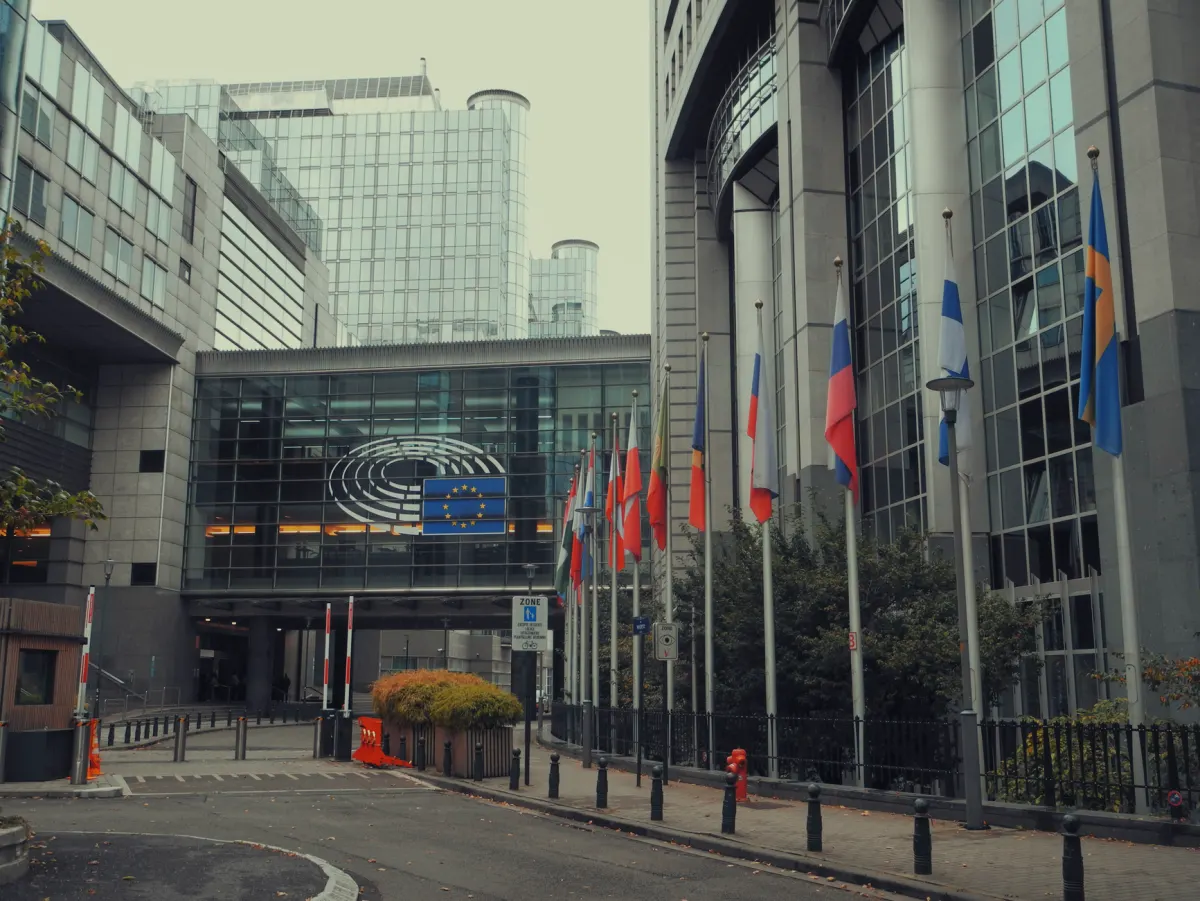 EU-Flaggen vor einem Regierungsgebäude, sinnbildlich für das Datenschutzrecht, das die Webanalyse von Cookies wegführte.