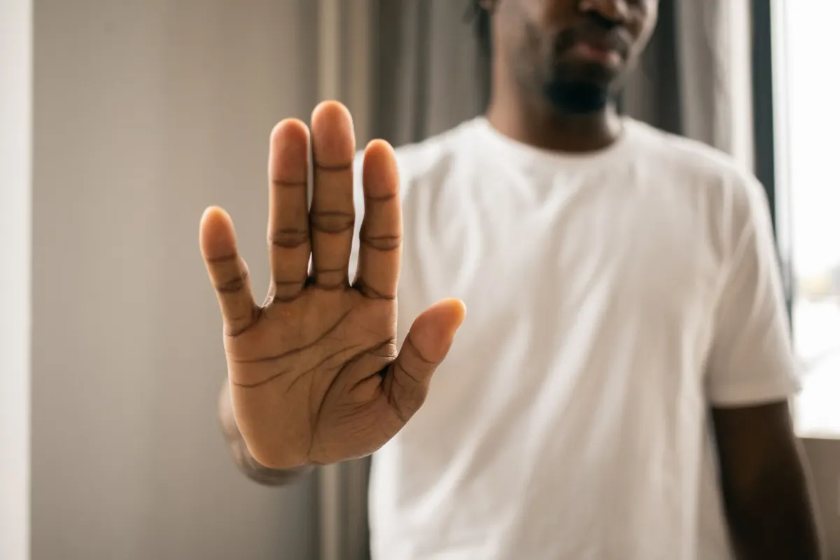 Eine Person liest einen Cookie-Einwilligungsbildschirm genau durch, bevor sie sich entscheidet, was verdeutlicht, warum Einwilligung allein unbegrenztes Tracking nicht rechtfertigen kann.