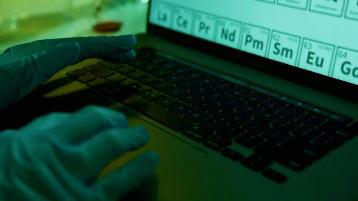 A person searches on a laptop, illustrating how Google draws from several indexed pages to build an AI Overview.