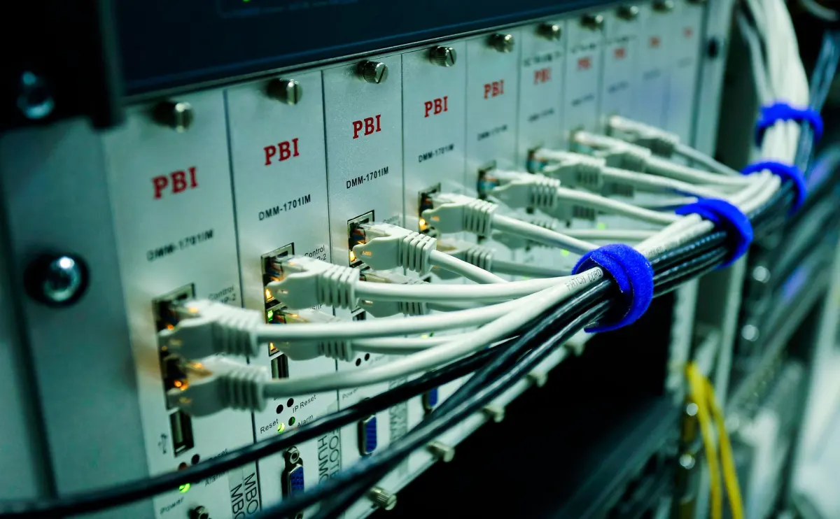 Serverschränke und Kabel stehen für den Crawler-Traffic im Abschnitt über KI-Crawler im Vergleich zu Verweisen.