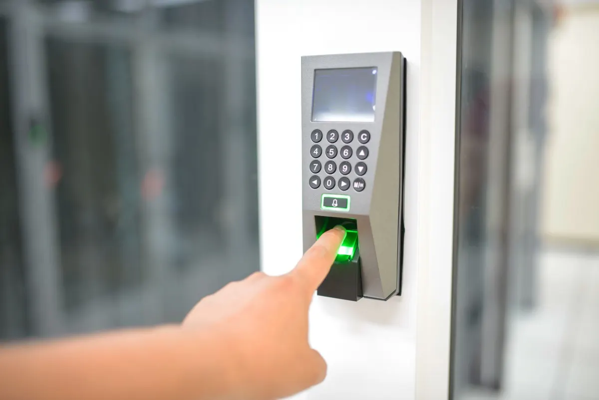 Une empreinte digitale sous un scanner de sécurité, représentant les deux façons dont une DID AT Protocol peut être auto-authentifiée ou liée à un domaine.