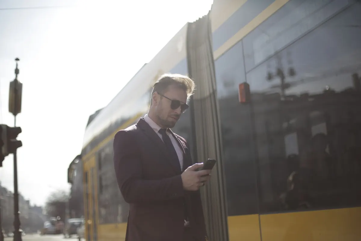 Ein Pendler schaut morgens früh auf sein Handy, genau in dem Zeitfenster, in dem das Reddit-Engagement meist am höchsten ist.