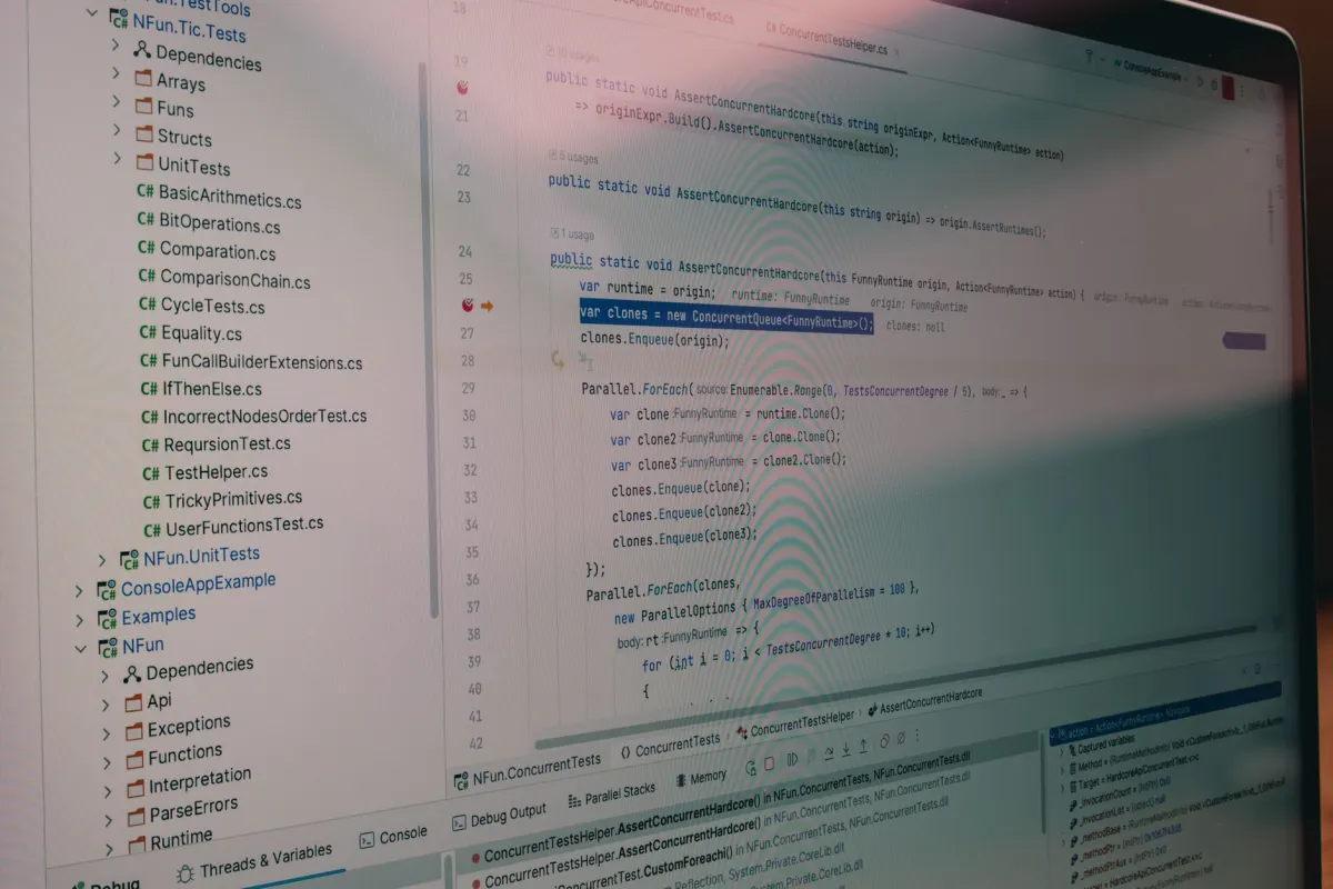 Ein Entwickler bearbeitet eine Textdatei, die Art von Änderung, die nötig ist, um eine CCBot-Regel in robots.txt einzufügen.