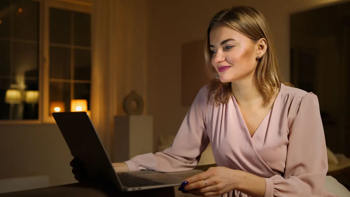 Uma pessoa lê resultados de busca em um laptop à noite, uma das formas como os compradores pesquisam hoje suas decisões de compra.