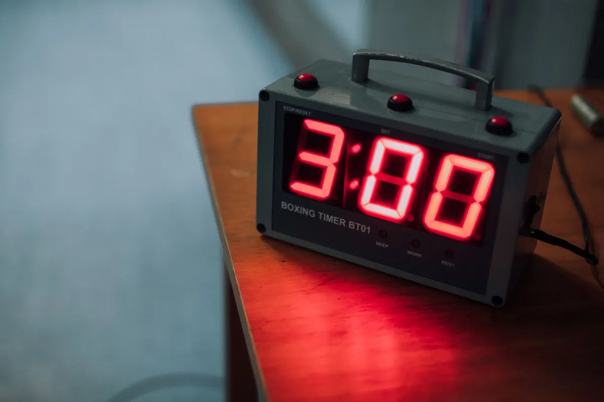 Un chronomètre posé près d'un clavier, évoquant les délais d'attente chronométrés d'un calendrier de nouvelles tentatives avec backoff.
