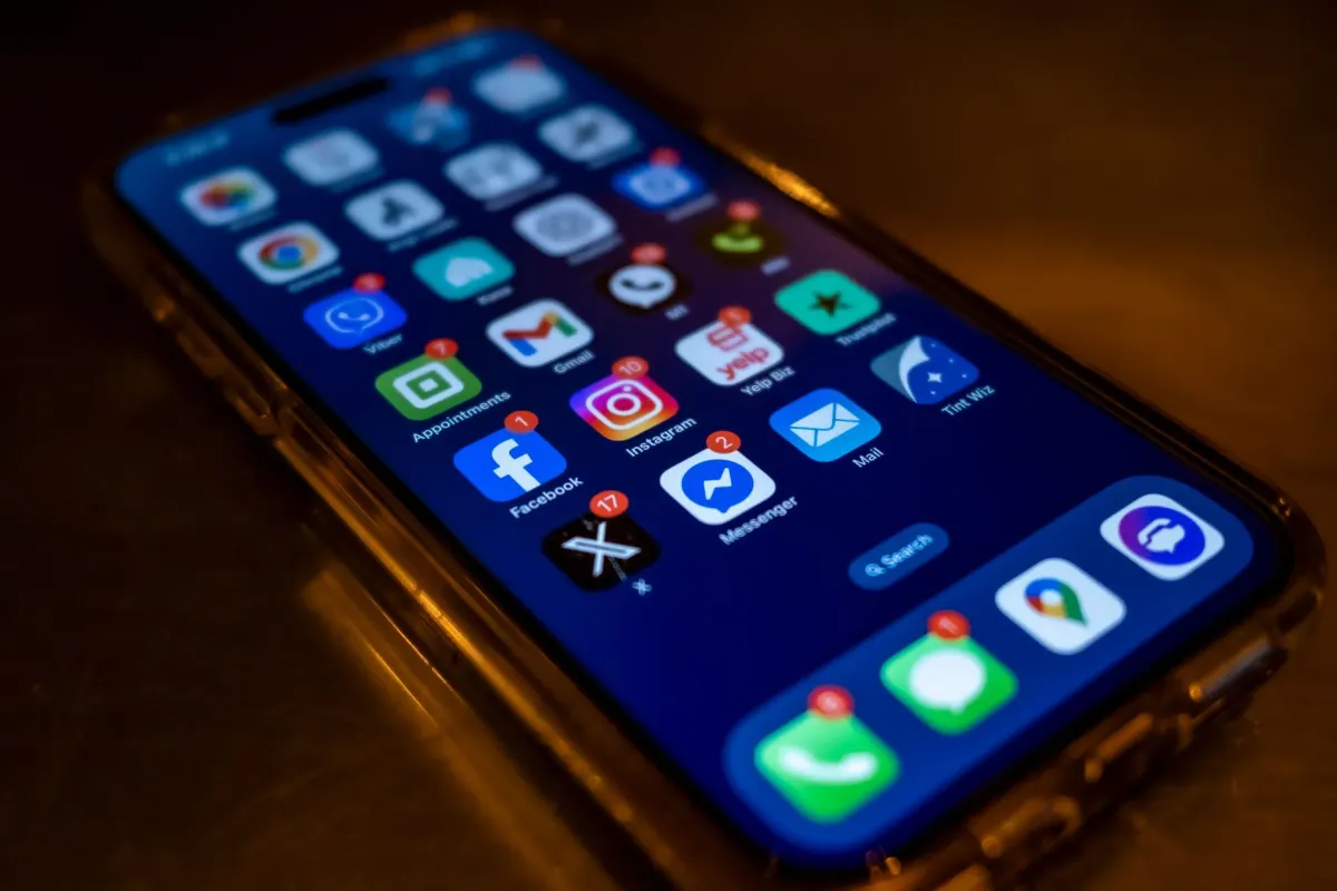 Un teléfono se ilumina con una notificación sobre un escritorio, en línea con las alertas en tiempo real que permiten detectar a tiempo un hilo de rápido movimiento.