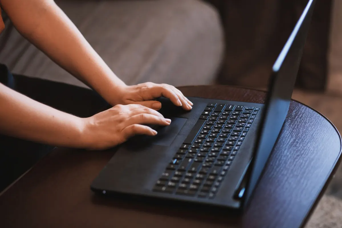 A person reads a forum post on a laptop, illustrating Reddit's 2017 announcement dropping sitewide enforcement of the 1-in-10 rule.