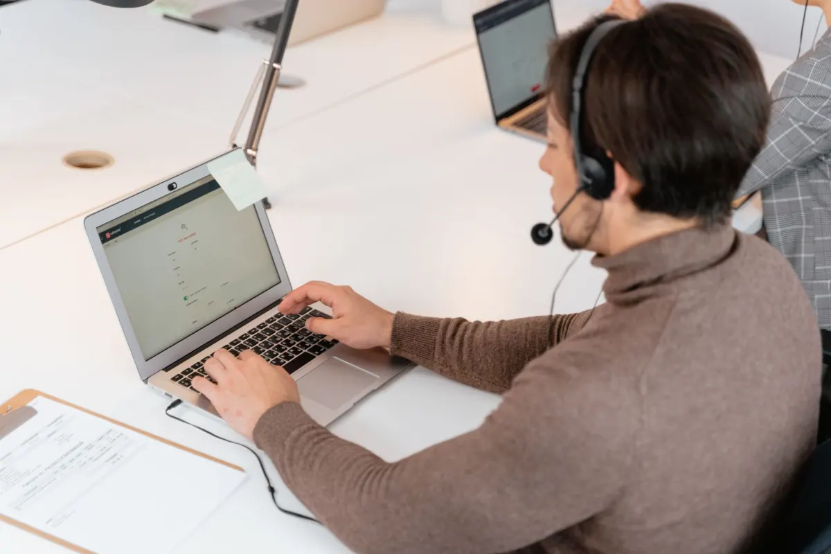 Eine Person füllt an einem Schreibtisch ein Online-Formular aus, ähnlich wie beim Einreichen eines Reddit-Einspruchs.