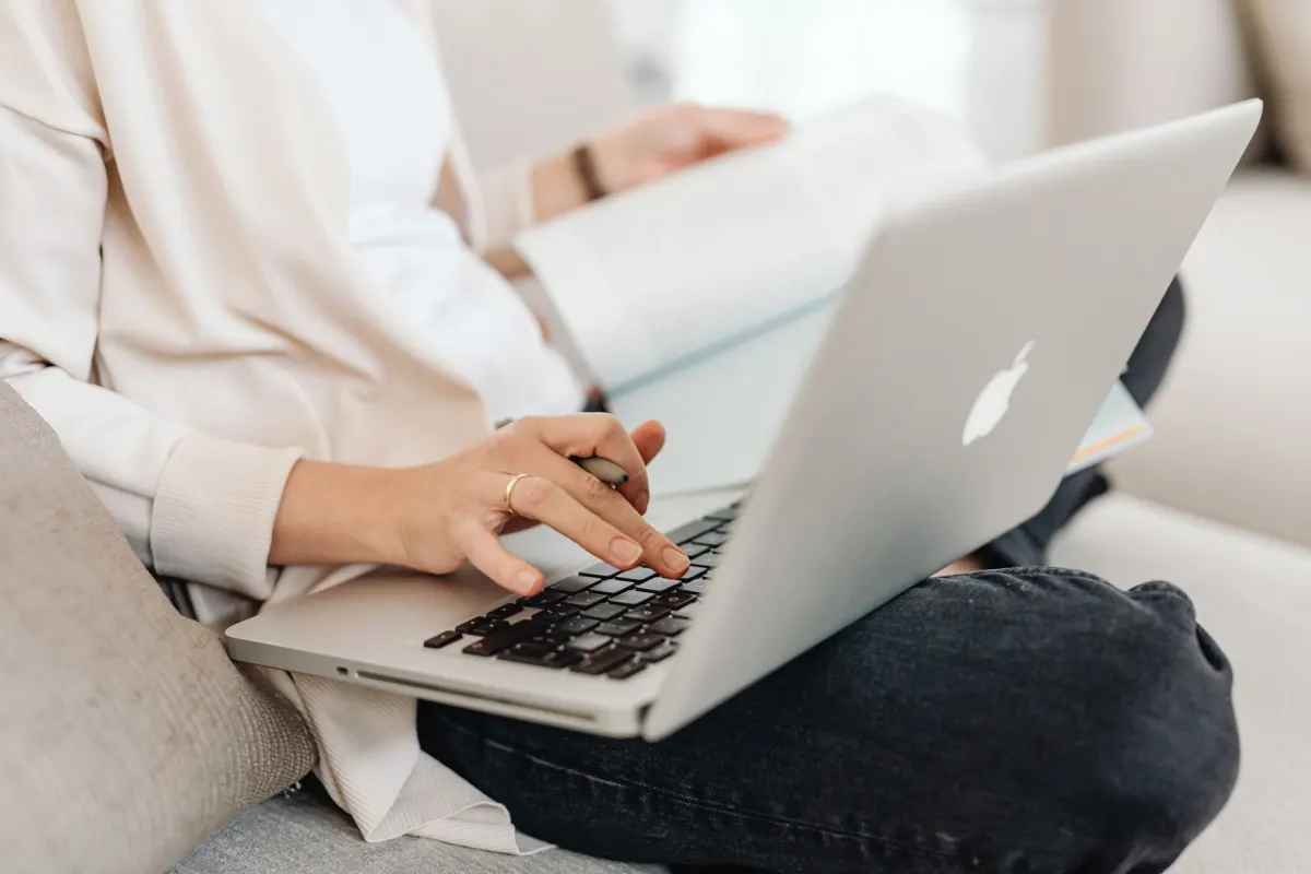 Eine Person liest eine Diskussion in einem Online-Forum auf einem Laptop, die Art von ungefilterter Konversation, die Social Listening erfassen soll.