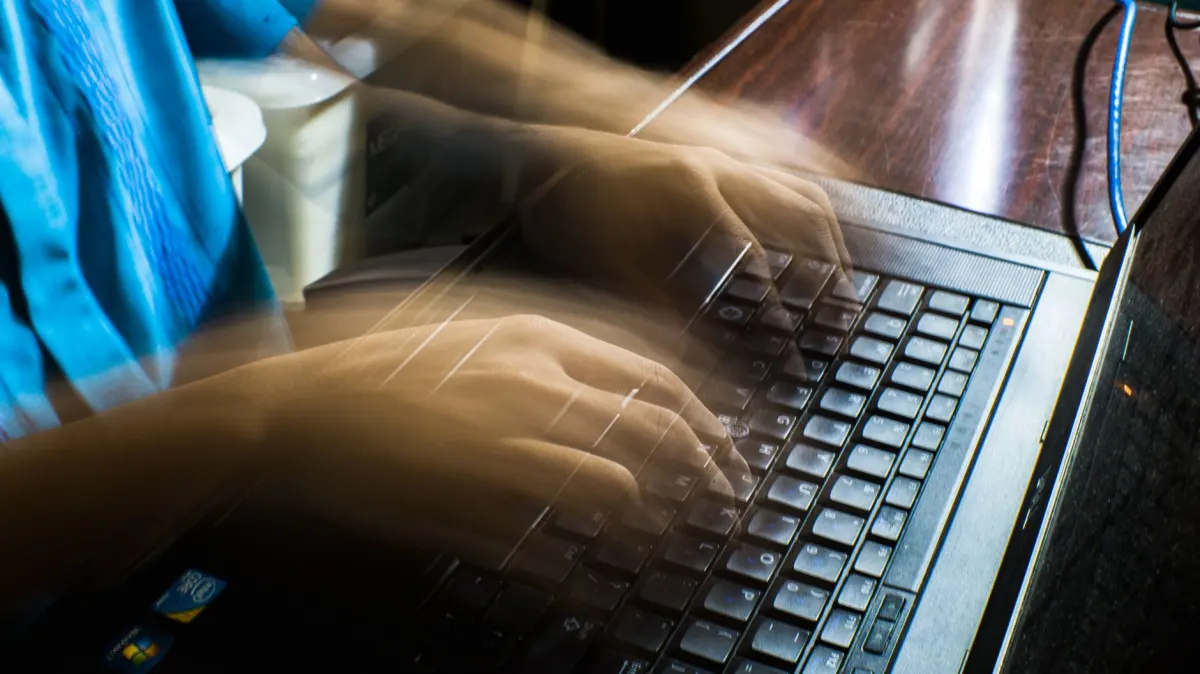 Eine Person tippt schnell auf einem Laptop, denn Reddit-Threads erhalten den Großteil ihrer Aufmerksamkeit in den ersten Stunden.